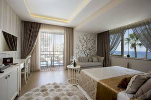 Fame Residence Suite Zimmer mit Meerblick und Balkon.
