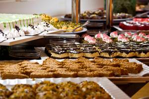 Buffet mit vielen Süßigkeiten im Side Alegria Hotel & Spa.