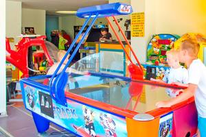 Kinder spielen in der Spielhalle des Side Mare Resort & Spa.