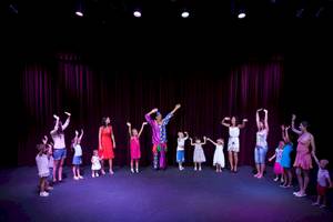 Theateraufführung im Dobedan Beach Resort Comfort mit einem Clown und vielen Kindern