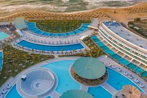 Lyttos Mare Hotel mit mehreren Swimmingpools und Sonnenliegen, Blick vom Dach.