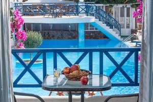 Ausblick vom Balkon des Veggera Hotels auf den Pool mit Früchten und Getränk.