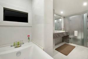 Das Badezimmer im Hilton Hurghada Plaza mit Badewanne, Dusche und Waschbecken.
