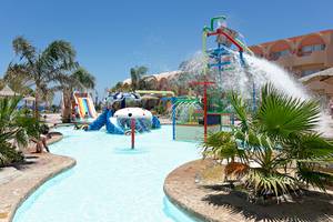 Wasserpark im Three Corners Sea Beach Resort mit Rutschen und Springbrunnen