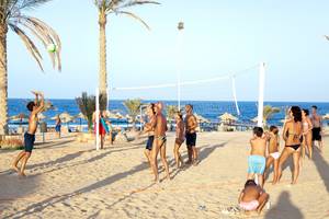 Volleyball-Spiel am Strand des Three Corners Sea Beach Resort.
