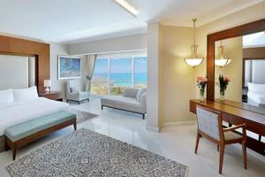 Suite-Zimmer im Hilton Hurghada Plaza mit Blick auf das Meer und modernen Möbeln.