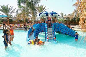 Kinder spielen auf der Wasserrutsche im Drei Ecken Meer Strand Resort