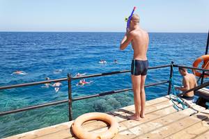 Junge schnorchelt am drei-ecken-meer-strand-resort