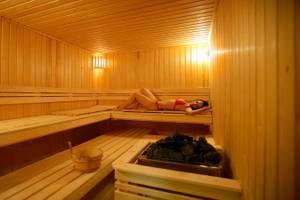 Frau in einem Holzsauna des Porto Carras Meliton Hotels