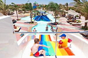 Wasserrutsche im Drei Ecken Strand Resort mit Kindern und Sonnenschirmen