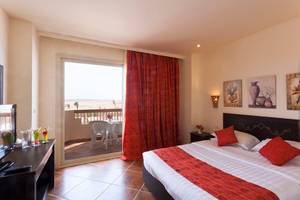 Hotelzimmer mit Balkon und Meerblick im Three Corners Sea Beach Resort.