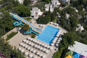 Oberflächenansicht des Duja Bodrum Hotels mit Swimmingpool und Wasserrutsche.