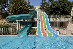 Zwei Personen rutschen auf den Wasserrutschen im Hotel Duja Bodrum.