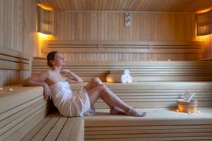 Frau in der Sauna des Duja Bodrum Hotels, genießt eine entspannende Sitzung.