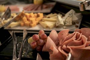 Buffet im CHC Galini Palace mit verschiedenen Wurstsorten und Käseplatten.