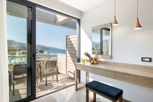 Innenansicht einer Suite im CHC Galini Palace mit Blick auf den Balkon und den Pool.