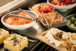 Buffet-Tisch im CHC Galini Palace mit verschiedenen Speisen wie Salaten, Käse und anderen Gerichten.
