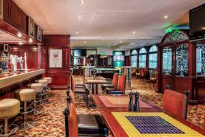 Innenansicht des Hotel-Loungs mit Bar, Tischen und Stühlen im InterContinental Muscat, an IHG Hotel