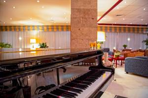 Ein Klavier im geräumigen Empfangsbereich des Mediterranen Hotels auf Rhodos.