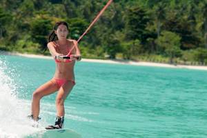 Frau im Bikini surft im Maritim Resort & Spa Mauritius
