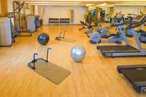 Fitnesscenter im Maritim Resort & Spa Mauritius mit diversen Geräten und Trainingsutensilien.