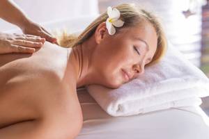 Frau genießt Massage im Maritim Resort & Spa Mauritius