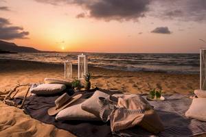 Strandpicknick mit Blick auf den Sonnenuntergang am Kernos Beach Hotel & Bungalows