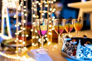 Cocktails und Kuchen auf einem Tisch im Baobab Beach Resort & Spa.