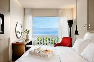 Hotelzimmer im MarBella Corfu mit Aussicht auf das Meer und Balkon.