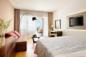 Ein Schlafzimmer im MarBella Corfu Hotel mit Blick auf das Meer.