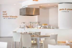 Innenansicht des Vibra Algarb Restaurants mit moderner Einrichtung und Tisch- und Stuhl-Sets.
