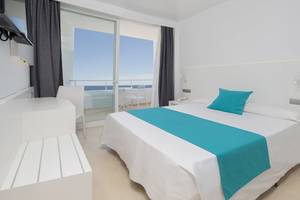 Foto eines Hotelzimmers im Vibra Algarb Hotel mit Blick auf den Balkon.