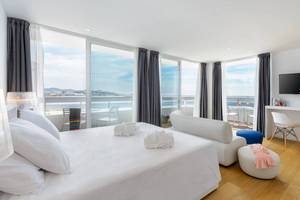 Zimmer im Vibra Algarb Hotel mit Blick auf das Meer und Balkon.