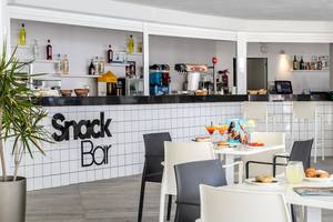 Innenansicht der Snack Bar im Vibra Algarb Hotel mit Bar, Tischen, Stühlen und Getränken.