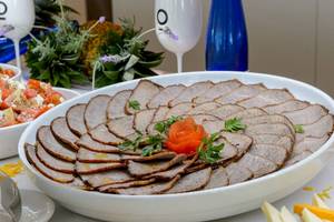 Geschnittenes Fleisch auf einer Platte im Hotel Vibra Algarb