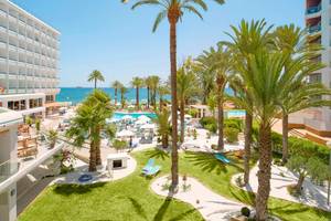 Luftaufnahme des Vibra Algarb Hotels mit Poolbereich und Palmen