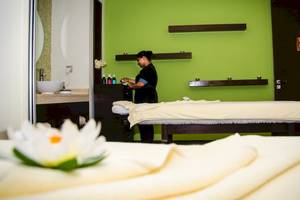 Eine Massage-Behandlung im Khalidiya Palace Rayhaan by Rotana Hotel.