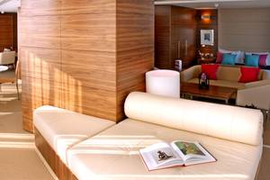 Innenansicht der Suite im Park Plaza County Hall London mit offenen Büchern auf einem weißen Sofa.