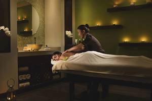 Eine Frau erhält eine Massage im Khalidiya Palace Rayhaan by Rotana.