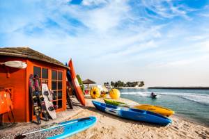 Wassersport-Ausrüstung am Strand vor dem Khalidiya Palace Rayhaan by Rotana Hotel