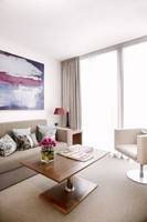 Wohnzimmer im Park Plaza County Hall London mit Sofa, Tisch, Sessel und Gemälde.