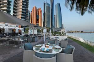 Terrasse des Khalidiya Palace Rayhaan by Rotana Hotels mit Blick auf die Stadt