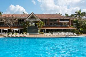 Außenbereich des Occidental Tamarindo Hotels mit großem Swimmingpool und Sonnenliegen.