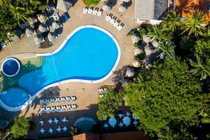 Luftaufnahme des Swimmingpools und der Liegestühle im Occidental Tamarindo Hotel