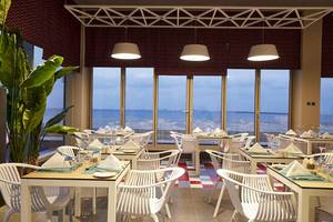 Innenansicht des Restaurants im Riu Dubai mit Blick auf das Meer.