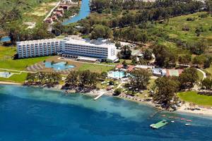 Luftaufnahme des Louis Kerkyra Blue Hotels am Meer mit Swimmingpools und Gärten.