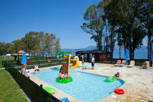 Kinderpool am Strand im Louis Kerkyra Blue Hotel mit spielenden Kindern und Schwimmbecken