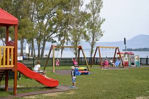 Kinderspielplatz am See im Hotel Louis Kerkyra Blue mit Rutsche, Schaukeln und Spielhaus.