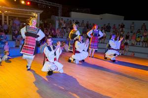 Abendliche Tanzaufführung im Hotel Louis Kerkyra Blue mit Tänzern und Publikum