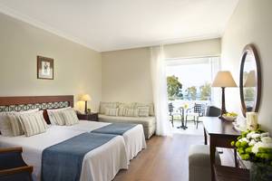 Doppelbett Zimmer im Louis Kerkyra Blue Hotel mit Aussicht auf die Terrasse.